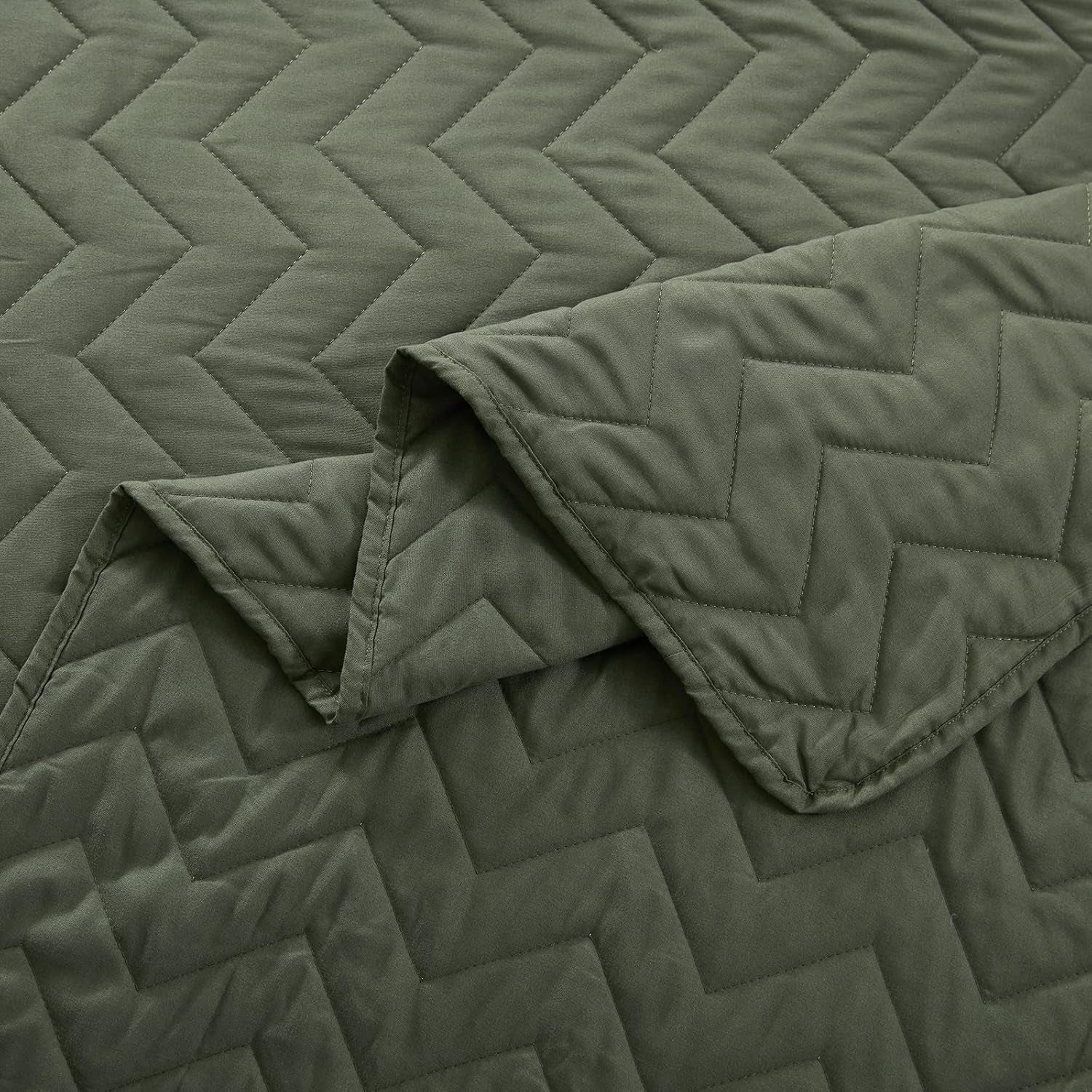 Queen Quilt Set Lightweight Bedspreads Soft Microfiber Reversible Quilted Bed Cover Olive Green Modern Style Polyline Pattern Bedding Set for All Season 3 Pieces (1 Quilt, 2 Pillow Shams)