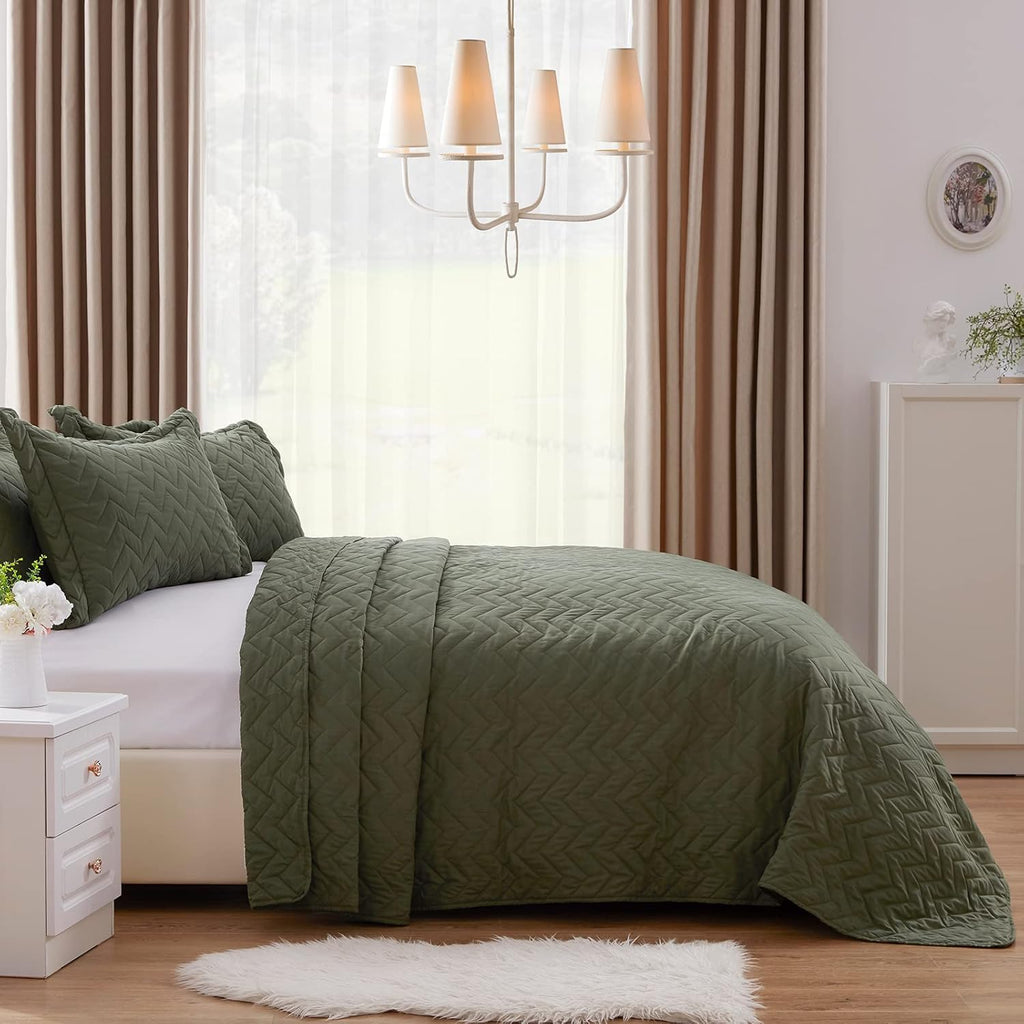 Queen Quilt Set Lightweight Bedspreads Soft Microfiber Reversible Quilted Bed Cover Olive Green Modern Style Polyline Pattern Bedding Set for All Season 3 Pieces (1 Quilt, 2 Pillow Shams)