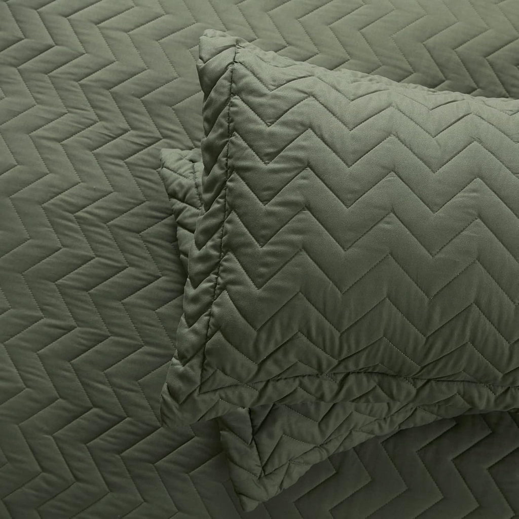 Queen Quilt Set Lightweight Bedspreads Soft Microfiber Reversible Quilted Bed Cover Olive Green Modern Style Polyline Pattern Bedding Set for All Season 3 Pieces (1 Quilt, 2 Pillow Shams)