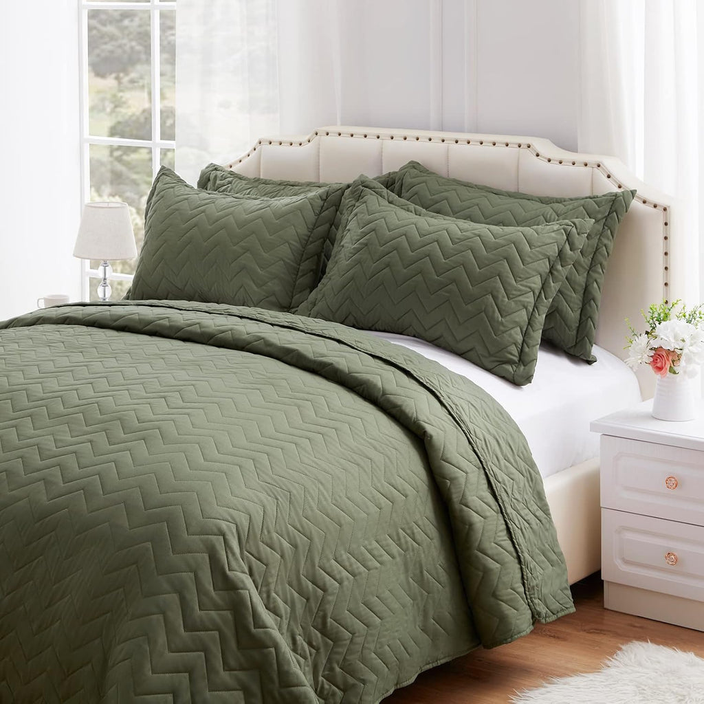 Queen Quilt Set Lightweight Bedspreads Soft Microfiber Reversible Quilted Bed Cover Olive Green Modern Style Polyline Pattern Bedding Set for All Season 3 Pieces (1 Quilt, 2 Pillow Shams)